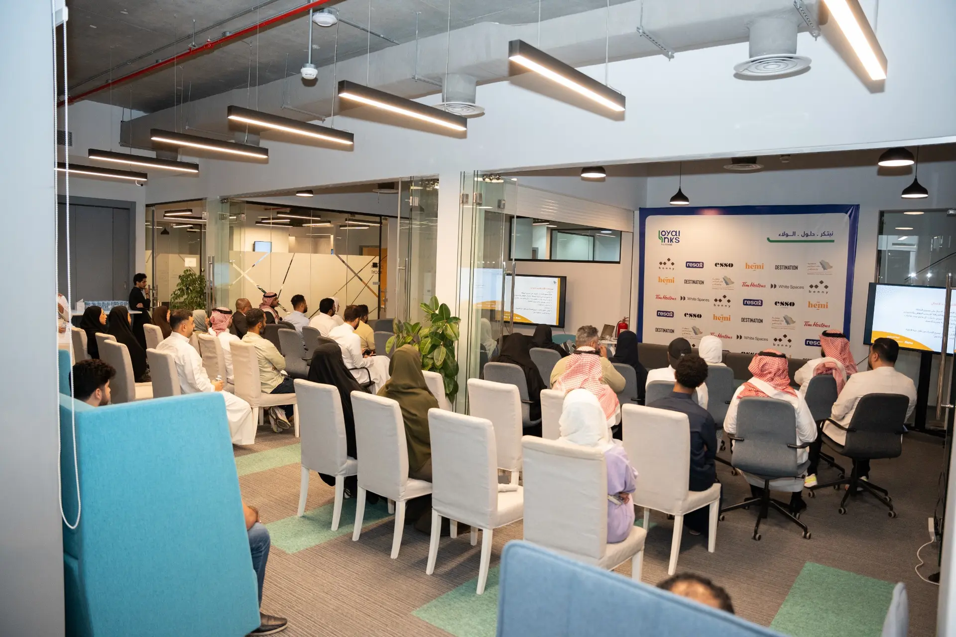 جمهور في إحدى فعاليات مجتمع وايت سبيسز